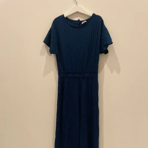 Marinblå byxdress  - Sjukt fin byxdress! Storlek 152 så den passar någon som är ca 150 cm lång! Skriv om ni har några funderingar!💬💬