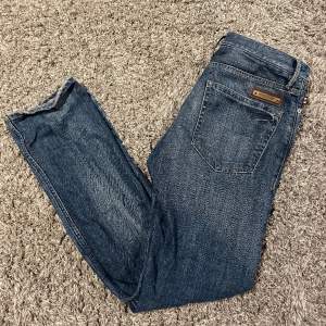 Ett par riktigt sköna burberry jeans. Modellen är slim. Väldigt fint skick uteblivet en fläck som syns på bild 3. Skriv gärna vid frågor eller funderingar! Mvh 🙌