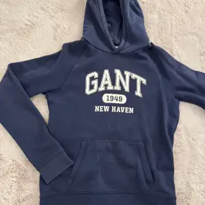 Säljer Gant hoodie, har använts några gånger men är i bra skick, storlek 158/164