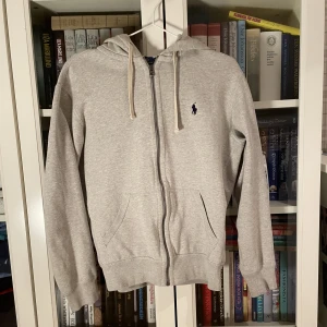 Ralph Lauren zip hoodie - Ralph lauren zip hoodie som inte är andvänd så mycket, står s på lappen men sitter mer som xs. Storlek: Xs ( Står s på lappen men sitter som Xs) Skick: 8/10 Färg: Grå Pris: 400kr Bara att höra av dig om du har du funderingar //David