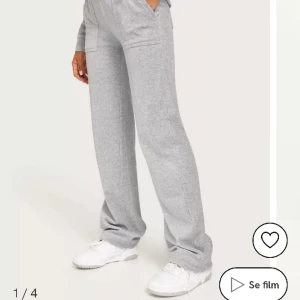 Juicy couture classic velour pants - Säljer mina juicy couture velour classic byxor i ljusgrått i storlek S. Använda max 2 gånger men tar plats i min garderob. 🩶🤍 För bilder skriv privat 📥  Pris: 400  kr (nypris: 1200 kr). Står ej för frakt!