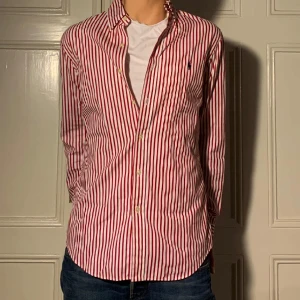 Ralph Lauren skjorta - Säljer denna schyssta raffe skjortan perfekt i för våren och sommaren! Skick 10/10. Storlek small. Modellen är 183cm lång och väger 66kg. Vårt pris är 362kr och hör av er kring funderingar!🔥🍾