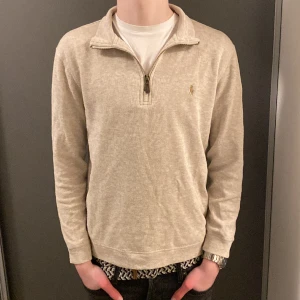 Ralph Lauren Halfzip  - Säljer nu denna asfeta Ralph Lauren Halfzip tröjan i ett gott skick! Storleken är M och sitter bra som det. Nypris på denna ligger på 1500kr, mitt pris endast 499kr! Hör av dig vid minsta lilla fundering 😊