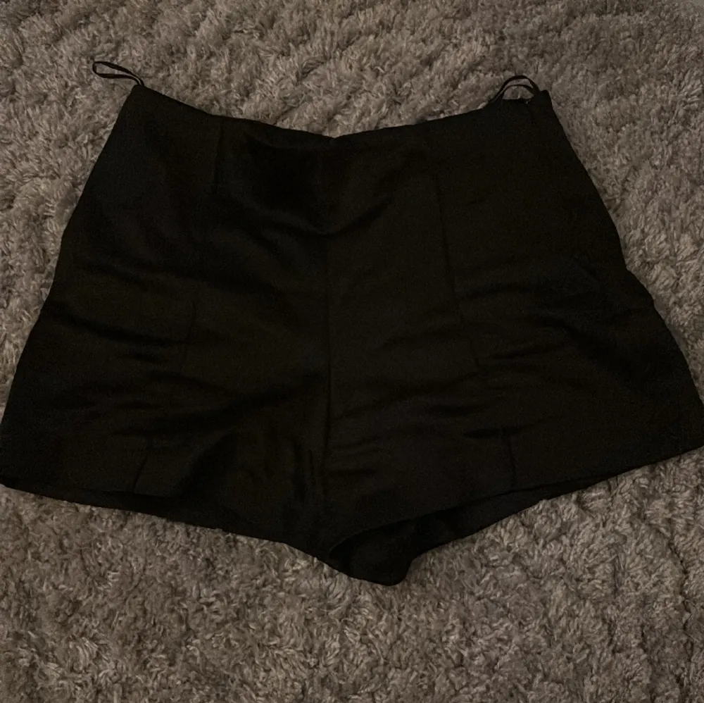 Säljer dom här sjukt snygga shortsen från zara första bilden är lånad men det är exakt samma shorts 🤩. Shorts.