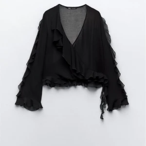 Zara blus - Jag säljer en blus från Zara då storleken inte passade mig, endast testad. Orginalpriset (380kr) jag säljer för 250kr