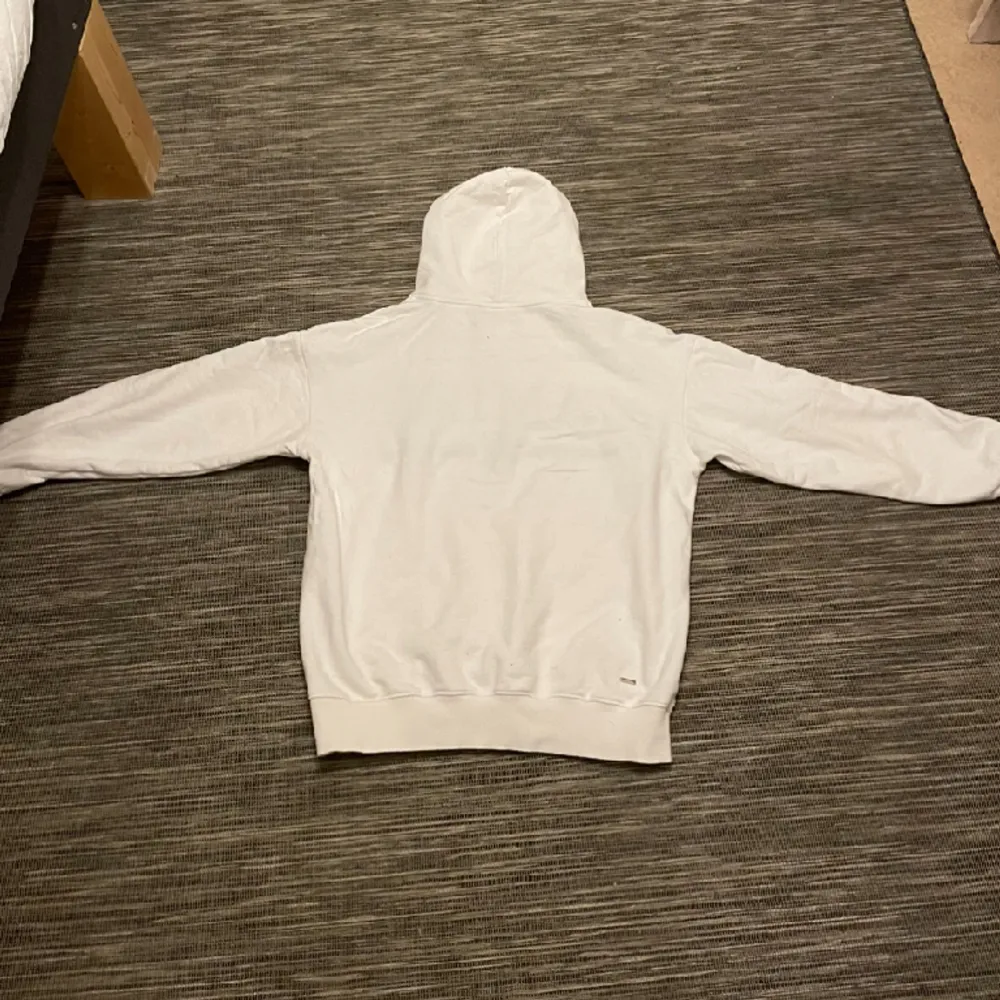 Säljer min vita amiri hoodie  för att jag använder inte den, den är använd ca 2 gånger. Vid fler bilder/info contacta mig. Pris kan diskuteras. Hoodies.