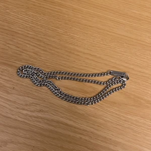 Silver halskedja  - Säljer min silver halskedja som jag köpte på Zalando eftersom den var för lång för mig. 