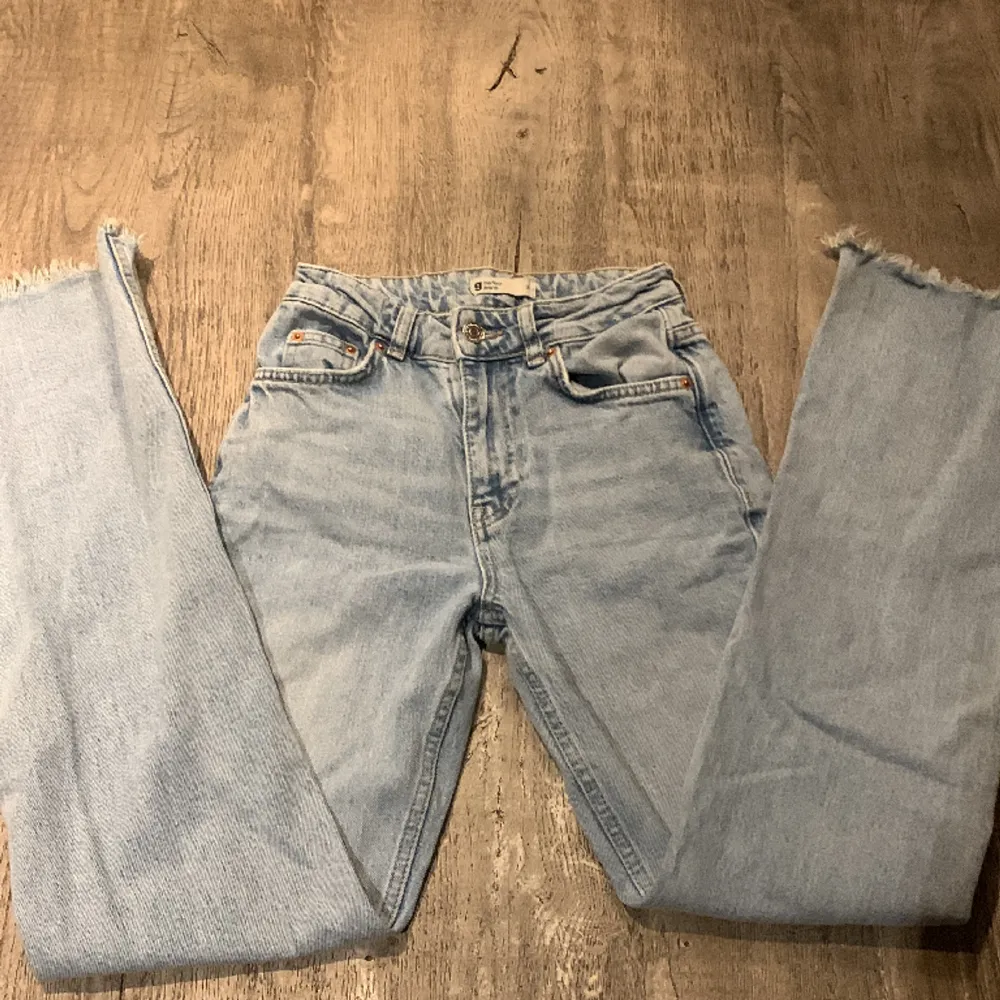 Ett till par Ginatricot jeans i ljusblå med  fransar längst ner på jeansen💕är i modellen straight men är jätte fina på!!. Jeans & Byxor.