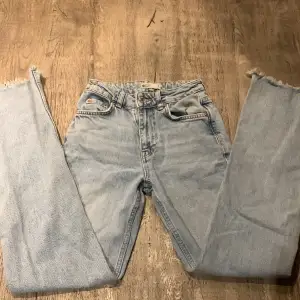 Ett till par Ginatricot jeans i ljusblå med  fransar längst ner på jeansen💕är i modellen straight men är jätte fina på!!