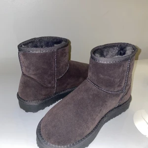 Nelly gråa skor  - Säljer ett par helt nya oanvända Nelly Boots grå storlek 36 endast testade🩶