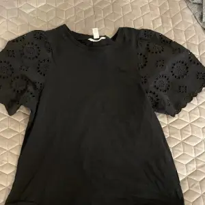 Fin svart t shirt med unika armar💗 Fint skick