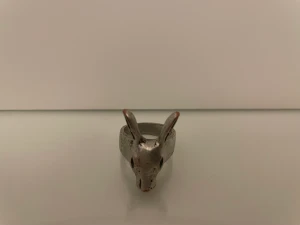 Kanin ring - En jätte fin ring ifrån okänt märke. Tycker att den påminner om Maria Nilsdotter ringen. Har tappat färg på vissa ställen som ni kan se på andra bilden (på öronen och på nosen) och vet ej vilka material ringen är gjord av.