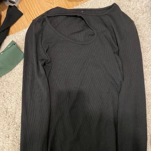 Svart tröja med utskärning  - Storlek xs, endast testad 