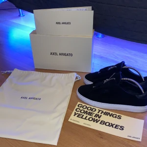 Arigato skor  - Arigato köpta för 2650kr från doms hemsida zipen är sönder men vi har sytt så det syns it då mcyket på vänster skorn annars bra skick