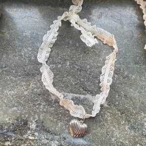 Hjärt berlock med band - Super gullig halsband, finns möjlighet att byta till svart band om de önskas☺️