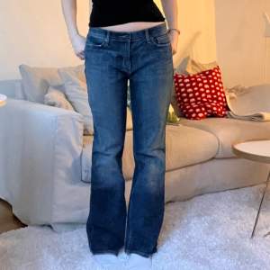 Vintage jeans från Levis med snygga fickor! Jag har vanligtvis M eller 38 i byxor o de är lite stora på mig. Skulle säga att de passar bra om man brukar ha 40. De är stretchiga.