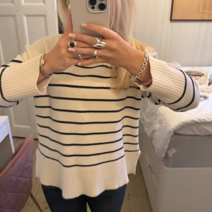 Stickad tröja  - Super fin randig stickad tröja från zara i storlek s