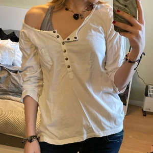 Farfartröja - Guldiga knappar med en liten ficka på bröstet🫶 