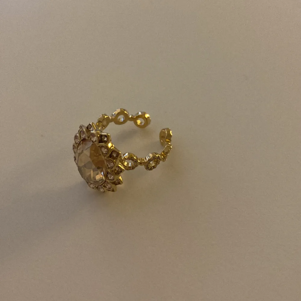 Eloise Ring fr Lily & Rose. Justerbar storlek och endast använd 2 gånger. Första bilden visar hur den ser ut i dagsljus bäst. Köpt för 749 kr & den är guldpläterad. Kund står för frakt💛. Accessoarer.