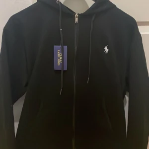 Polo zip hoodie - Hej säljer en splitterny polo zip hoodie då den var för liten bara att skriva vid frågor 