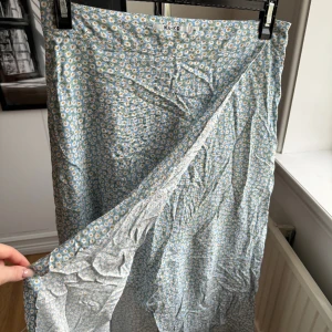 Blommig långkjol - Blommig långkjol från na-kd. Går omlott i fram. Skrynklig då den är nytvättad.