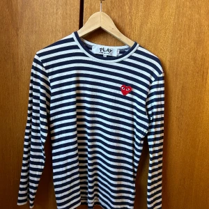 Comme des Garcons t-shirt - Säljer nu denna då den inte platsar i garderoben längre. Skit snygg inte så använd och inga skador. Den är köpt på nk och kvitto finns. Orginalpris: 1250. Hör av er vid frågor❤️