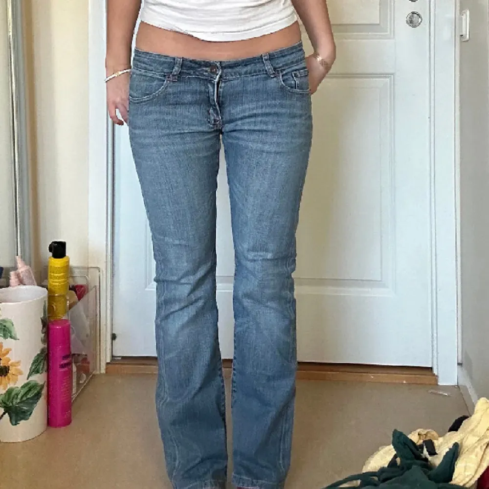 Jättefina lågmidjade bootcut jeans som tyvärr inte passade mig (inte jag på bilderna). Midjemått 39cm rakt över och 76cm i innerbenslängd 💞. Jeans & Byxor.
