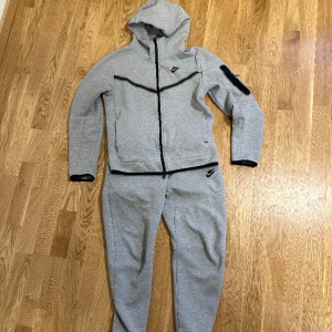 Nike tech  - Nike Tech strl S i bra skick.  Säljes endast tillsammans.