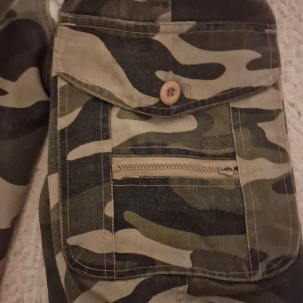 Selling these camo cargo pants because theyre too big on me. 8 pockets in total and theyre from CHARM.. Jeans & Byxor.