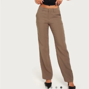 Kostymbyxor  - Säljer dessa superfina kostymbyxor då de är lite för stora för mig💗 Köpta för 499kr och använda 2 gånger, kp för fler bilder💗