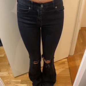 Dr Denim Jeans  - Sick helt okej, Stretchiga och bekväma :) Byxorna är köpta med hål på knäna. 