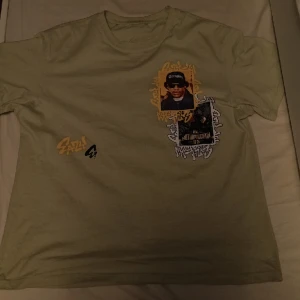 Ease e, t shirt  - Den här tröjan är bra kvalitet och den har använts en gong bara 