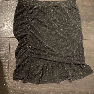 Fest kjol - Kjolen är i bra skick o är festlig. Säljer p.g.a av att den tyvärr är för liten 🩷🩷 kontakta för fler bilder eller info! TRYCK EJ PÅ KÖP NU!