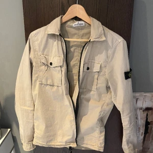 Stone Island overshirt XS - Hej, säljer nu min Stone island overshirt som är i rätt så bra skick. Finns en liten bleknad på magen men märks knappt. I övrigt fint skick och passar ca 170 cm. 
