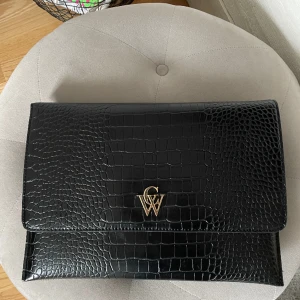 Datorfodral  - Super fint datorfodral från Carin Wester. Aldrig använd då den är för liten för min dator. Måtten är 36x26 cm🥰