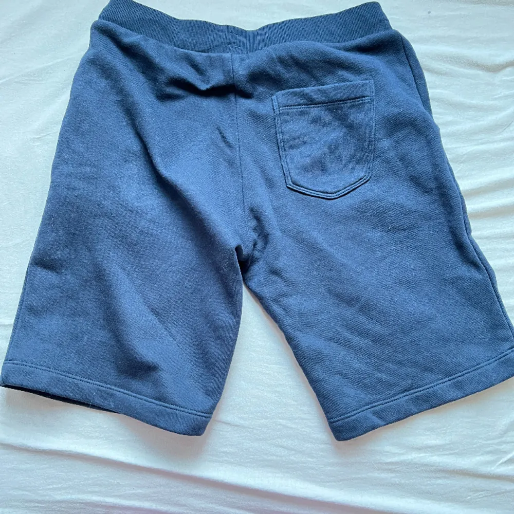Ett par mörk blåa Peakperformance shorts.. Shorts.