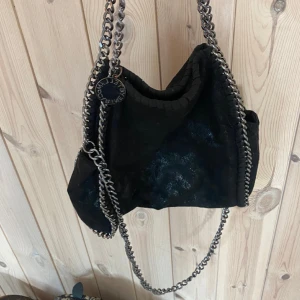 Stella McCartney väska - Lite difekter, kom privat för bilder på dem, därav priset❣️❣️vill få såld snabbt! Kom privat för mer information 💓