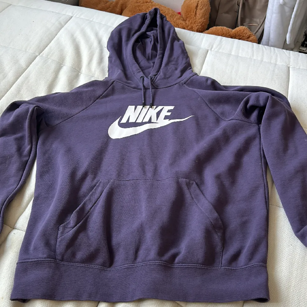 En bekväm lilla hoddie från Nike använd 7 gånger Max . Hoodies.