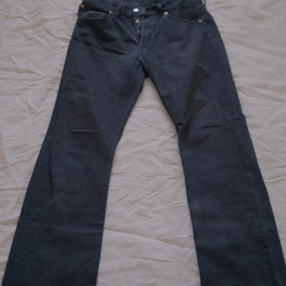 Black Levi’s 501 in great condition. Made in Spain. Can provide measurements if needed :). Jeans & Byxor.
