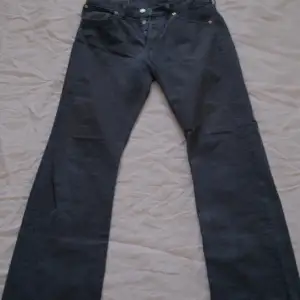 Black Levi’s 501 in great condition. Made in Spain. Can provide measurements if needed :)