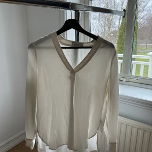 Blus - Vit blus från samsoe som jag endast köpte för ett ändamål. Använde den på begravning, och inte använt den efter de. 