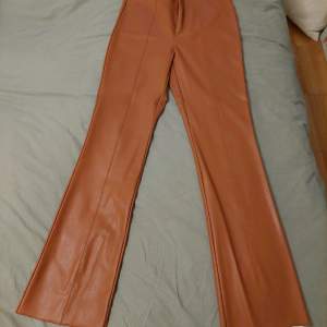 Hög-midja faux läder byxor. För flera frågor eller bilder, skriv 💞