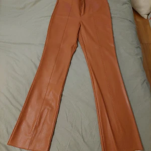 NA-KD Leather Pants - Hög-midja faux läder byxor. För flera frågor eller bilder, skriv 💞