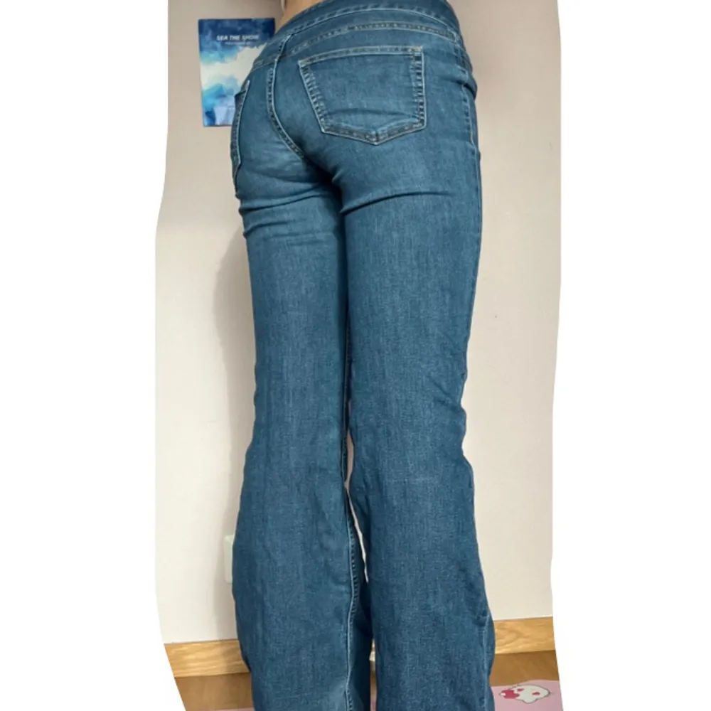 Low waist bootcut/flare jeans men superfin detalj. Är lite slitna längst ner, skriv om ni vill ha fler bilder!🩷 Priset är diskuterbart!🩷 . Jeans & Byxor.