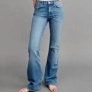 Jättesnygga bootcut jeans ifrån Gina Tricot! Säljer pga ingen användning. Inga defekter! Kontakta vid fler frågor 