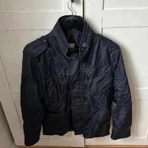 Moncler jacka - Moncler jacka. Storlek 2. Kvitto saknas men är köpt för ca 1,5 år sen från monclers hemsida. Ganska svår att hitta nu