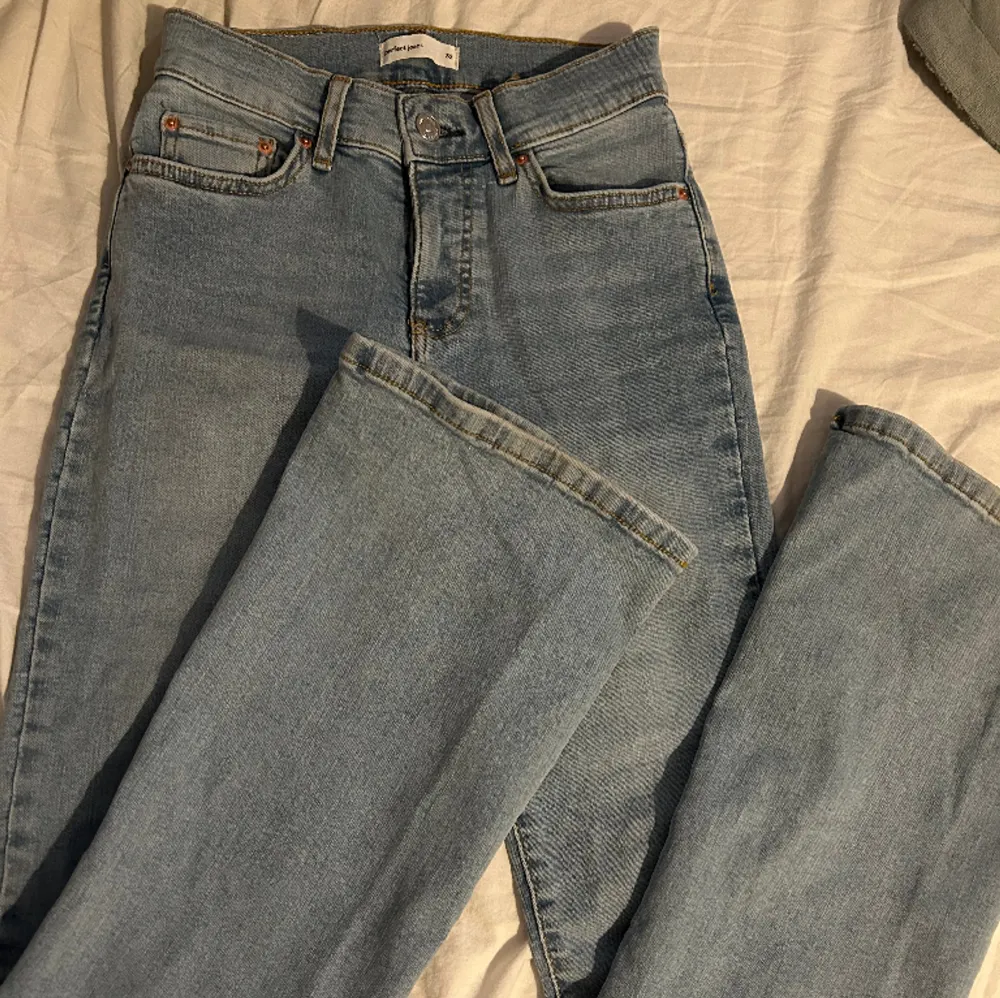 Säljer ett par ljusblå midwaist jeans ifrån Gina Tricot, endast använda 2-3 gånger, säjer pga. Kommer inte till användning:) Storlek 32, men passar mig som brukar ha 34. Jeans & Byxor.