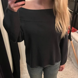 Off shoulders tröja   - Jätte fin mörk grå off shoulder tröja. Lappen är borta men skulle säga att den är S/M i storlek💕💕