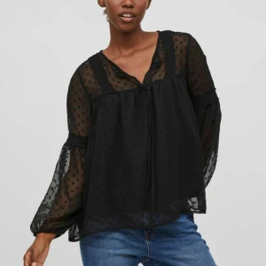 Vila blus  - Inga defekter. Smått använd. Köpt för ungefär 400kr. Jättefin men kommer tyvärr itne till användning. Storlek 36 men funkar båda till storlekar upp och ner. Vid snabbt köp kan jag gå ner i pris.