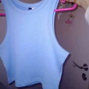 Blå ribbat linne - Så fint Linne, lite magtröja och är använd en gång på en skolavslutning. Den används tyvärr inte så därför säljer jag. Så fin och skön❤️